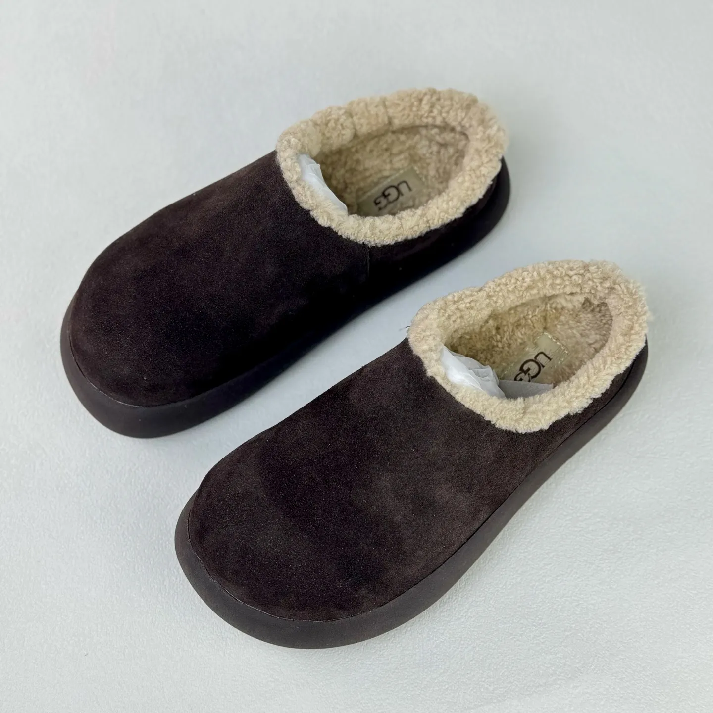 Wanding‼ ️Thick-soled Little Potato 💰480 Xiaohongshu’s popular UGG Little Potato UGG Muller Slippers #All shoes are made of ZP same factory Longfeng A-grade Australian imported sheepskin brand OEM production line fully follows the ZP process flow OEM original pattern maker Adheres to the principle of no original shoes and no development selection Pay attention to every detail The most authentic version on the market Size: 35 36 37 38 39 40